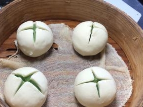 全部包完后，在上面划出十字口，放入蒸格中，盖上盖子发酵至两倍大