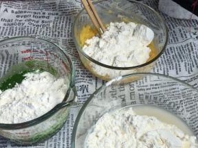 再分别加入伊古道小麦面粉，拌成絮状