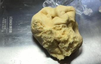 约半小时后，取出发酵好的面团，揉匀排气