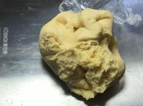 约半小时后，取出发酵好的面团，揉匀排气