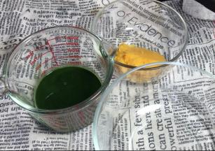 先将三色食材分别装入容器中