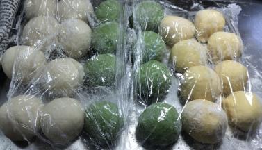 揉圆，盖上保鲜膜