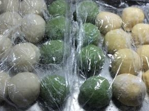 揉圆，盖上保鲜膜