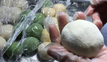 像包包子一样将白色面饼包子黄色面饼，倒扣在一旁