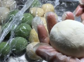 像包包子一样将白色面饼包子黄色面饼，倒扣在一旁