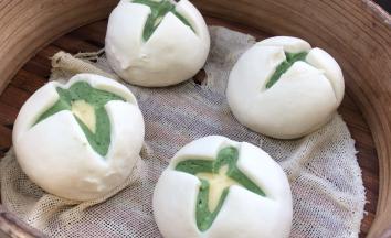 约半小时后将发酵好的馒头坯放入开水锅中，大火蒸10分钟