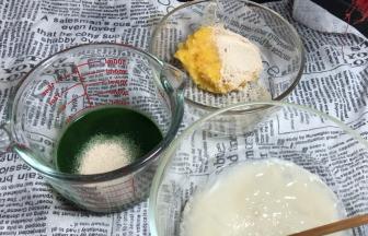 再分别加入酵母，拌匀至融合