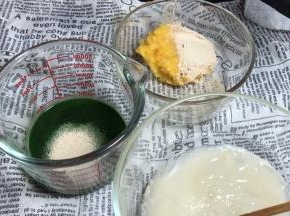 再分别加入酵母，拌匀至融合