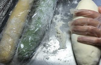 揉成光滑面团后，再搓成长条，盖上保鲜膜醒10分钟