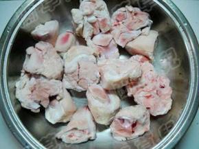 准备好猪蹄，剁好、洗净。