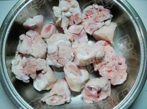 准备好猪蹄，剁好、洗净。