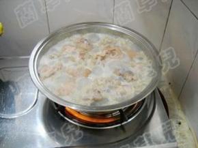 猪蹄倒入锅中，加入冷水，煮开，焯至无血水，洗净备用。