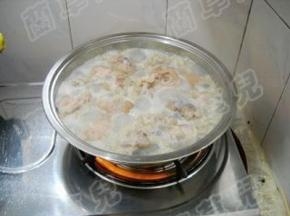 猪蹄倒入锅中，加入冷水，煮开，焯至无血水，洗净备用。