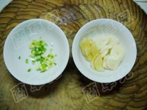 生姜、蒜瓣、香葱洗净、切好备用。