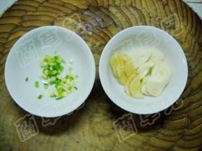 生姜、蒜瓣、香葱洗净、切好备用。