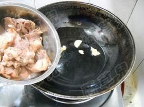 锅中油热，爆香生姜，倒入猪蹄，炒匀。