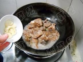 倒入蒜瓣，加入适量盐，炒匀。