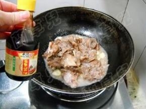 淋入老抽，炒至上色。