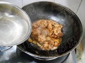 淋入冷水，大火煮开；小火炖煮45分钟。