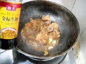 淋入生抽，炒匀。