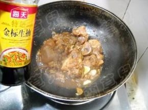 淋入生抽，炒匀。