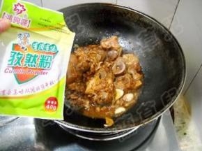 加入孜然粉，炒匀。