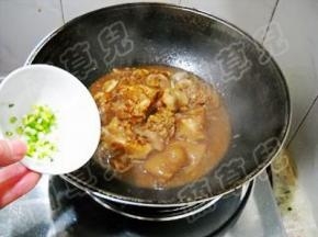 加入香葱粒，炒匀。