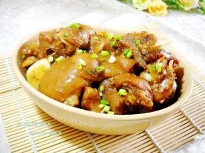 炖好的猪蹄盛入碗中即可食用。