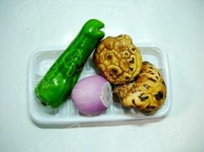 准备好花菇、青椒、榨菜、猪肉。