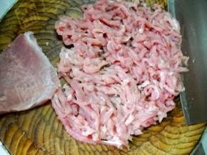 猪肉洗净切丝。