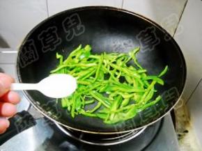 加入适量盐炒匀，盛起备用。