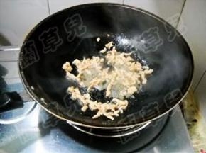 锅中油热，倒入猪肉丝滑散，盛起备用。