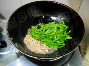 倒入青椒，炒匀。
