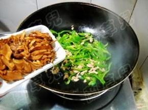 倒入花菇丝，炒匀。