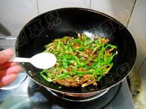 加入适量盐，炒匀。