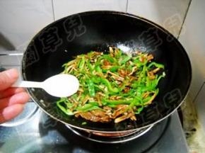 加入适量盐，炒匀。