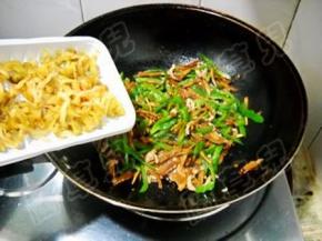 加入榨菜丝，炒匀。