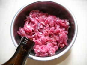 加入生抽拌匀腌制入味。