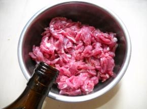 加入生抽拌匀腌制入味。