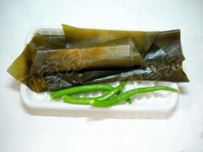 准备好泡发的海带和杭椒。