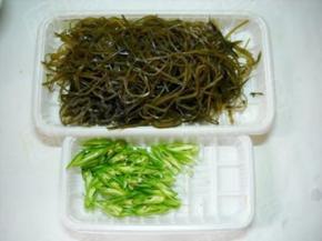 海带洗净切丝，杭椒洗净切滚刀块。