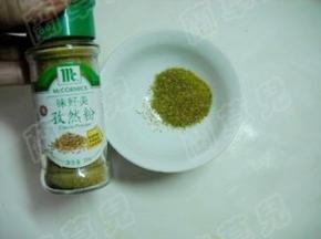 孜然粉倒入碗中。