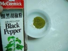 加入黑胡椒粉。