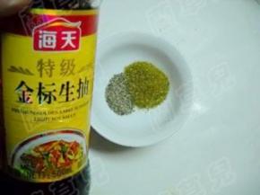 淋入生抽，拌匀。