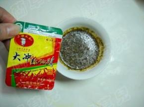 加入湘味辣椒酱，搅拌均匀作为味汁。
