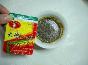 加入湘味辣椒酱，搅拌均匀作为味汁。