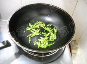 杭椒入无油锅煸软。