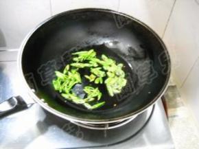 杭椒拨一边，倒入食油。炒匀。