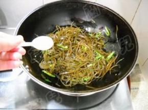 加入盐，炒匀。