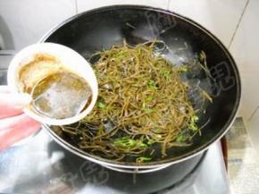 倒入味汁，翻炒均匀。